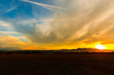 mavi turuncu görkemli günbatımı gökyüzü dağlar siluet ufuk üzerinde  