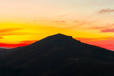 görkemli günbatımı gökyüzü dağlar siluet ufuk üzerinde  