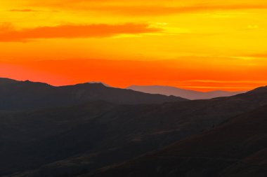 ufukta parlak gökyüzü ve dağlar siluet  
