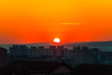 Gün batımı ile arka plan üzerinde çalışma tesisi ile Peyzaj, Romanya.