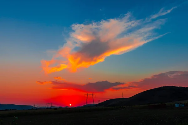 Majestátní Rudé Slunce Nebe Elektrické Tyče — Stock fotografie