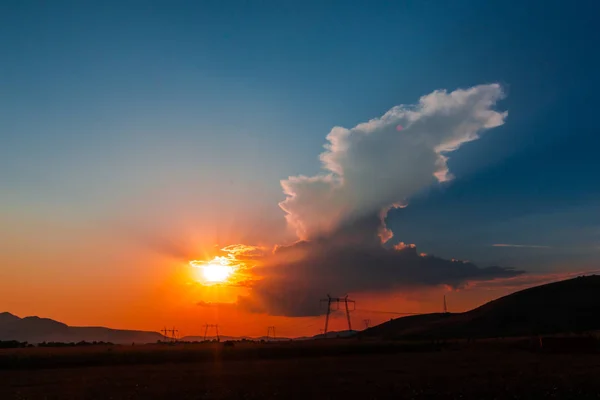 雄大な赤い夕焼け空と電柱 — ストック写真
