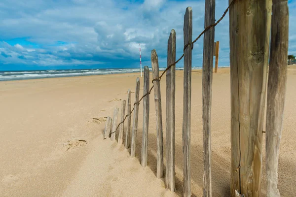 Zandstrand Met Houten Hek — Stockfoto