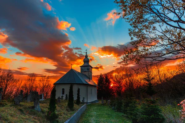 gün batımı gökyüzü ve köyü Kilisesi 
