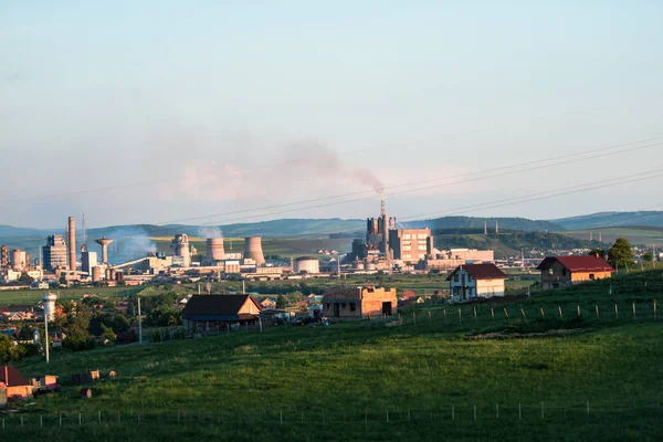 Gün batımı ile arka plan üzerinde çalışma tesisi ile Peyzaj, Romanya.