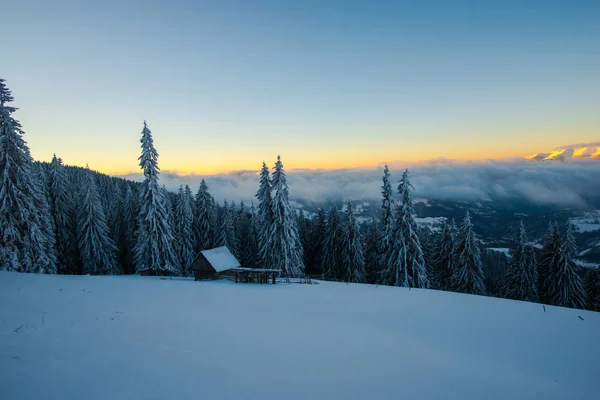 Inverno Neve Coberto Montanhas Paisagem Com Árvores Cabana Madeira — Fotografia de Stock