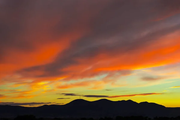Majestätischer Sonnenuntergang Oder Sonnenaufgang Himmel Und Hügel — Stockfoto