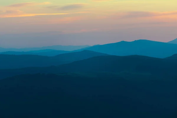 görkemli gündoğumu gökyüzü ve dağlar tepeler 