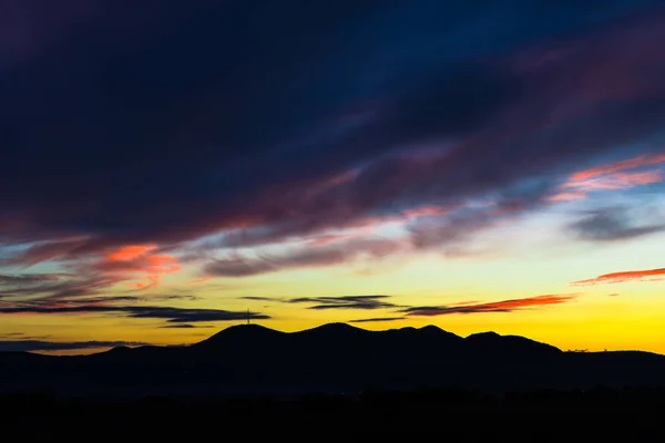 장엄한 하늘과 어두운 실루엣 — 스톡 사진