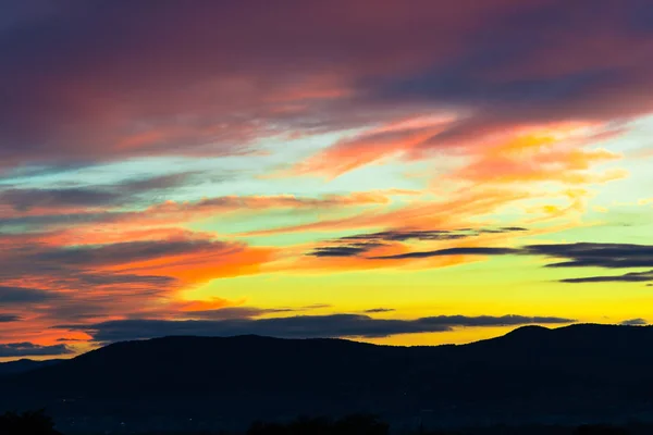 Majestätischer Sonnenuntergang Oder Sonnenaufgang Himmel Und Hügel Dunkle Silhouette — Stockfoto
