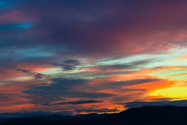 Majestätisk Solnedgång Eller Soluppgång Sky Och Hills Mörk Siluett — Stockfoto
