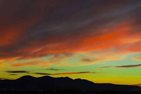 Majestätische Orange Grüne Sonnenuntergang Oder Sonnenaufgang Himmel Und Hügel — Stockfoto