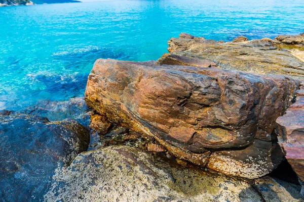 绿松石地中海和岩石海岸 — 图库照片