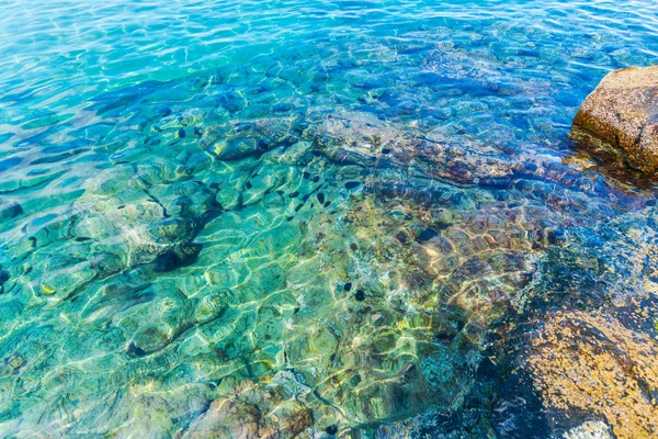 Tyrkysové Středozemní Moře Skalnaté Pobřeží Řecko — Stock fotografie