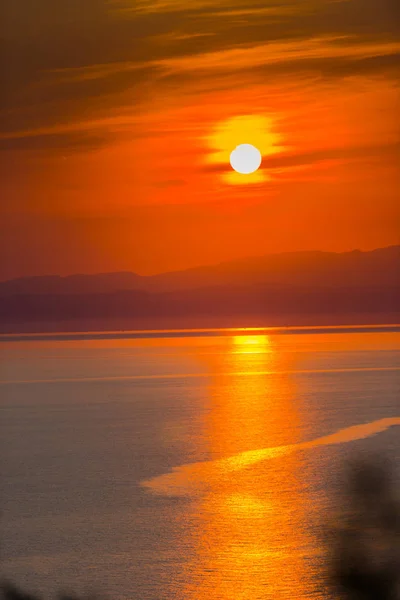 Majestätischer Orangefarbener Sonnenuntergang Und Meerwasser Mit Spiegelung — Stockfoto