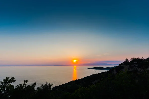 Majestätischen Orangen Sonnenuntergang Oder Sonnenaufgang Himmel Und Meerwasser Mit Insel — Stockfoto