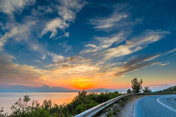 Majestoso Céu Laranja Por Sol Estrada Asfalto Conceito Viagem — Fotografia de Stock