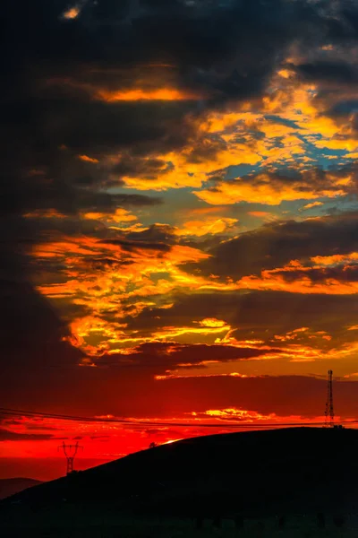 Величественный Оранжевый Красный Закат Неба Облаками Вертикальное Изображение — стоковое фото