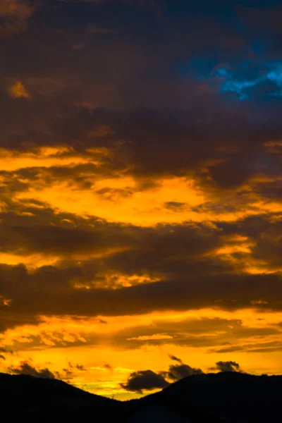 Majestätischer Orange Roter Sonnenuntergangshimmel Mit Wolken Vertikales Bild — Stockfoto
