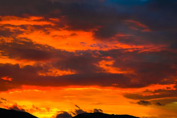 Majestatyczny Pomarańczowy Czerwony Zachód Słońca Niebo — Zdjęcie stockowe
