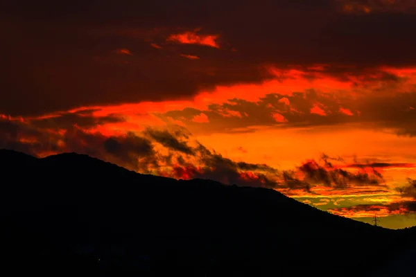 Majestätische Orange Rote Sonnenuntergang Himmel Und Hügel — Stockfoto