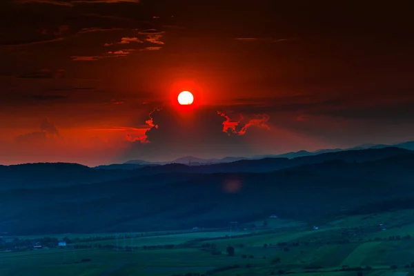 Céu Pôr Sol Vermelho Com Sol Paisagem Campo — Fotografia de Stock