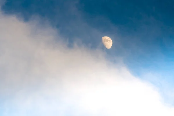 Céu Azul Com Lua Jovem — Fotografia de Stock