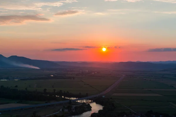 Majestátní Soumrak Západu Slunce Obloha Nad Venkovské Krajiny — Stock fotografie