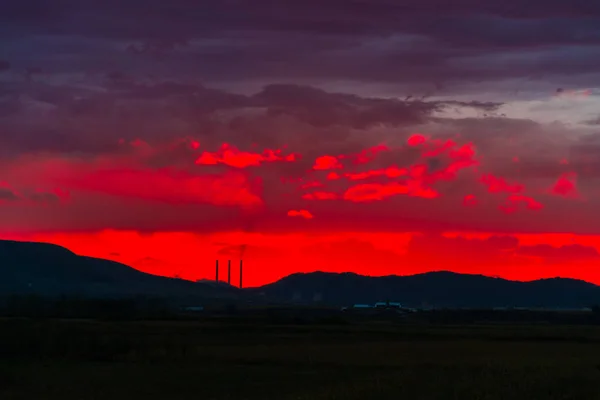 Fjell Med Rød Majestetisk Solnedgang Silhuett Horisonten – stockfoto