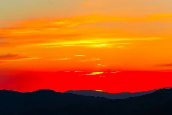 Magnifique Coucher Soleil Ciel Silhouette Montagnes Horizon — Photo