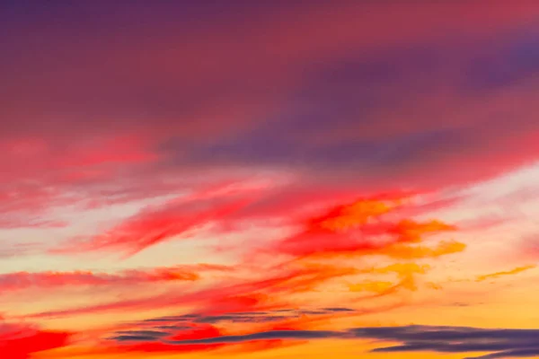 Feld Mit Glühendem Sonnenuntergang Auf Dem Hintergrund — Stockfoto