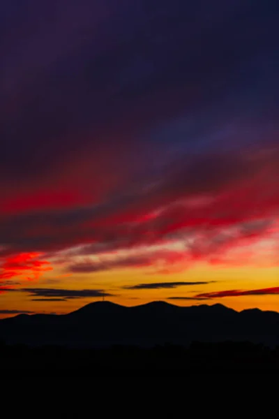 Feld Mit Glühendem Sonnenuntergang Auf Dem Hintergrund — Stockfoto