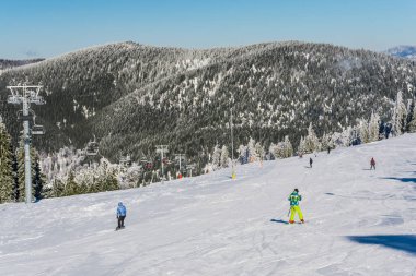 Romanya 'nın Clabucet kentinde kış kayak merkezi.