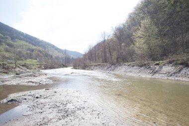 Dağda ilkbahar anda sel