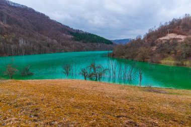 Dağda ilkbahar anda sel