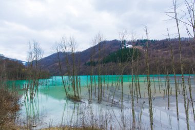 Dağda ilkbahar anda sel