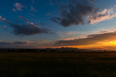 güzel günbatımı gökyüzü bulutlu, kırsal alan manzara 