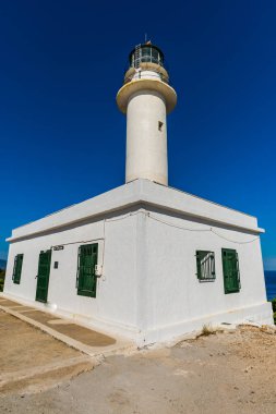 Mavi gökyüzü arka plan üzerinde beyaz deniz feneri görünümü