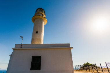 Mavi gökyüzü arka plan üzerinde beyaz deniz feneri görünümü