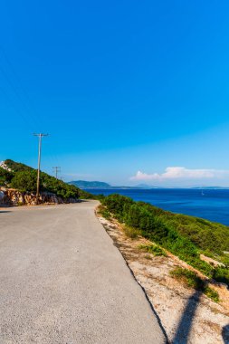 Arka planda Yunanistan dağları ve deniz manzara