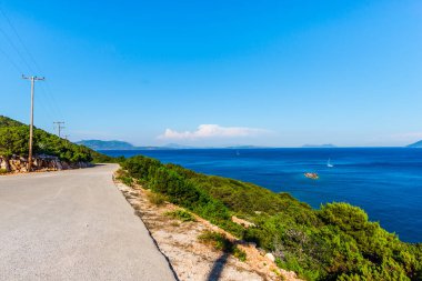Arka planda Yunanistan dağları ve deniz manzara