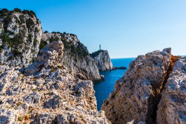 Büyük uçurum ve mavi su yüzeyi ile deniz manzarası.