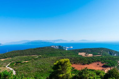 Arka planda Yunanistan dağları ve deniz manzara