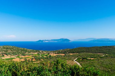 Arka planda Yunanistan dağları ve deniz manzara