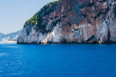 Büyük uçurum ve mavi su yüzeyi ile deniz manzarası.
