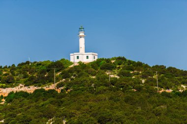 Kayalık uçurum ve deniz feneri ile Seascape, Yunanistan.