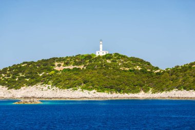 Kayalık uçurum ve deniz feneri ile Seascape, Yunanistan.
