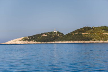 Kayalık uçurum ve deniz feneri ile Seascape, Yunanistan.