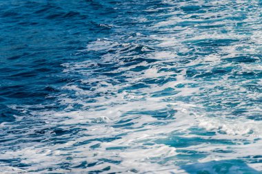 Yat izi ve dalgaları ile deniz