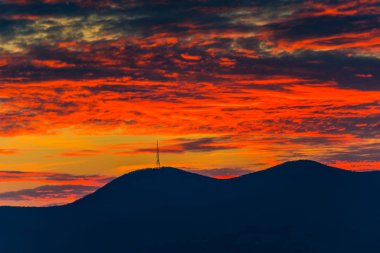 huzurlu günbatımı gökyüzü ve dağlar siluet ufuk üzerinde  